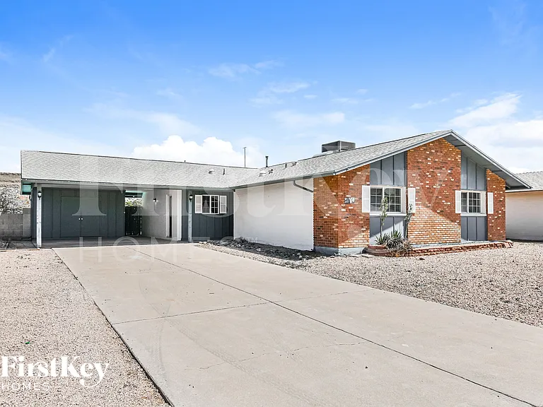 614 E Greenway Dr — Photo 2