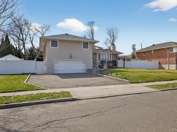 6 Wren Drive, Woodbury, NY 11797