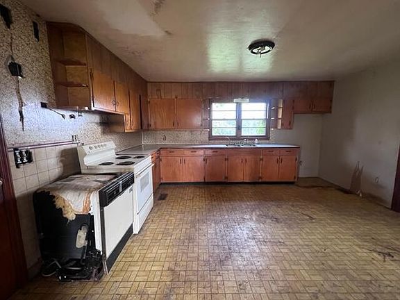 3rd image of 2484 Main St