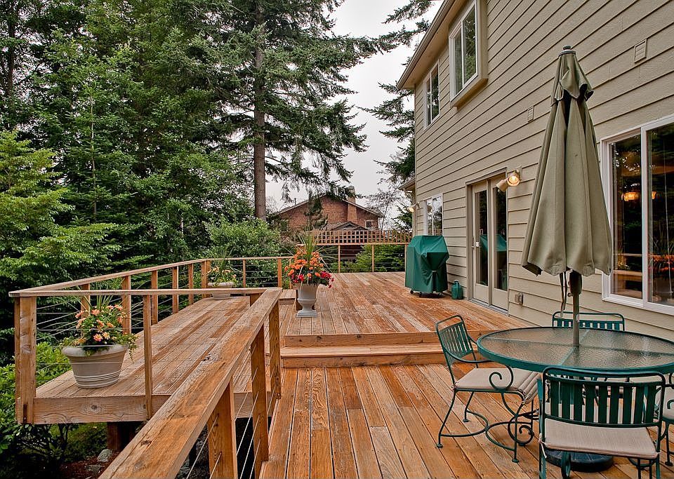 Large deck with private park in back.