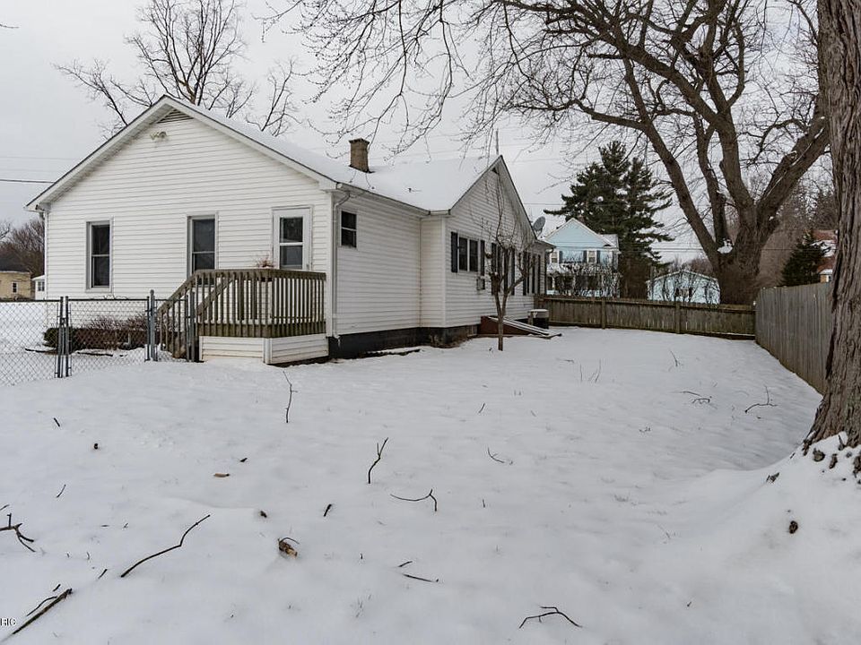 1st image of 906 E Centre Ave