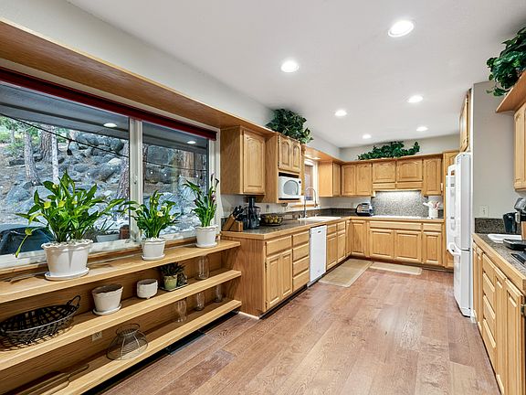 5th image of 275 Paiute Dr