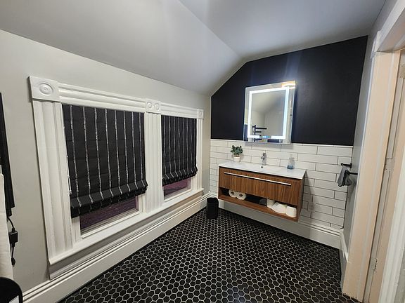 4th image of 976 Bailey Ave #201