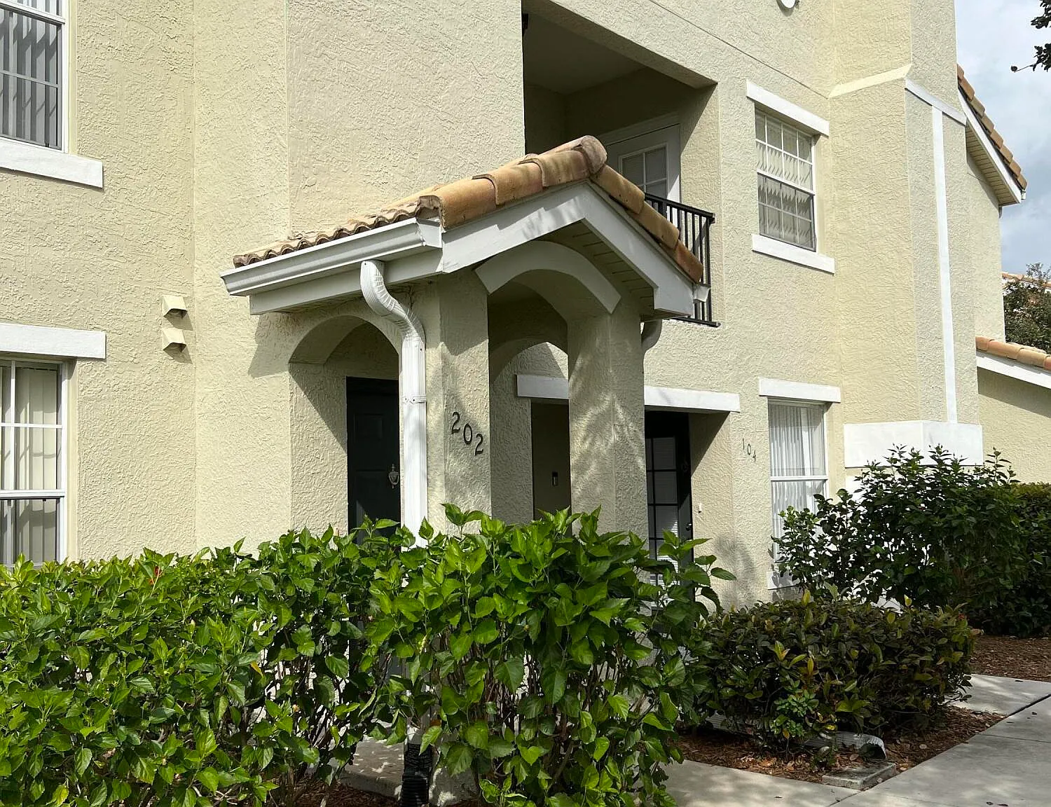 2 bed, 2.0 bath, 1350 sqft, $1,900 — Photo 1