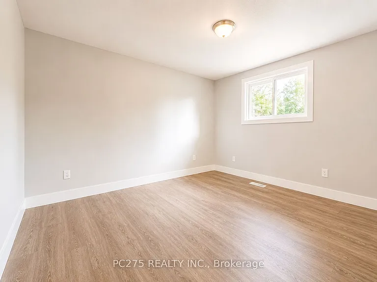 49 Caprice Cres — Photo 4