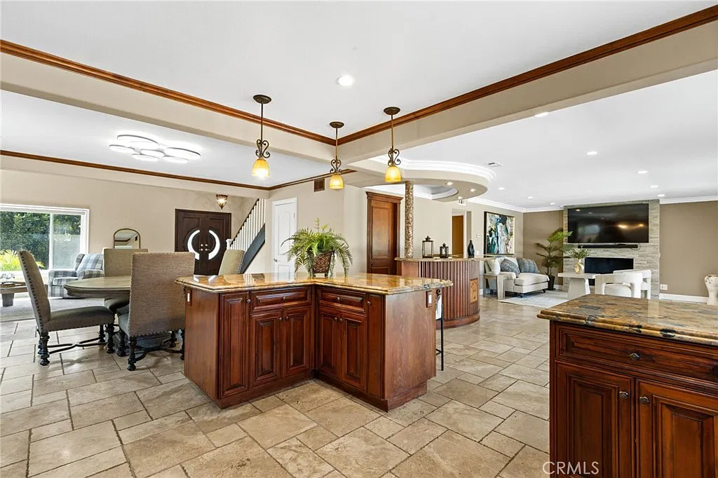 4 bed, 2.5 bath, 2500 sqft, $5,500 — Photo 1