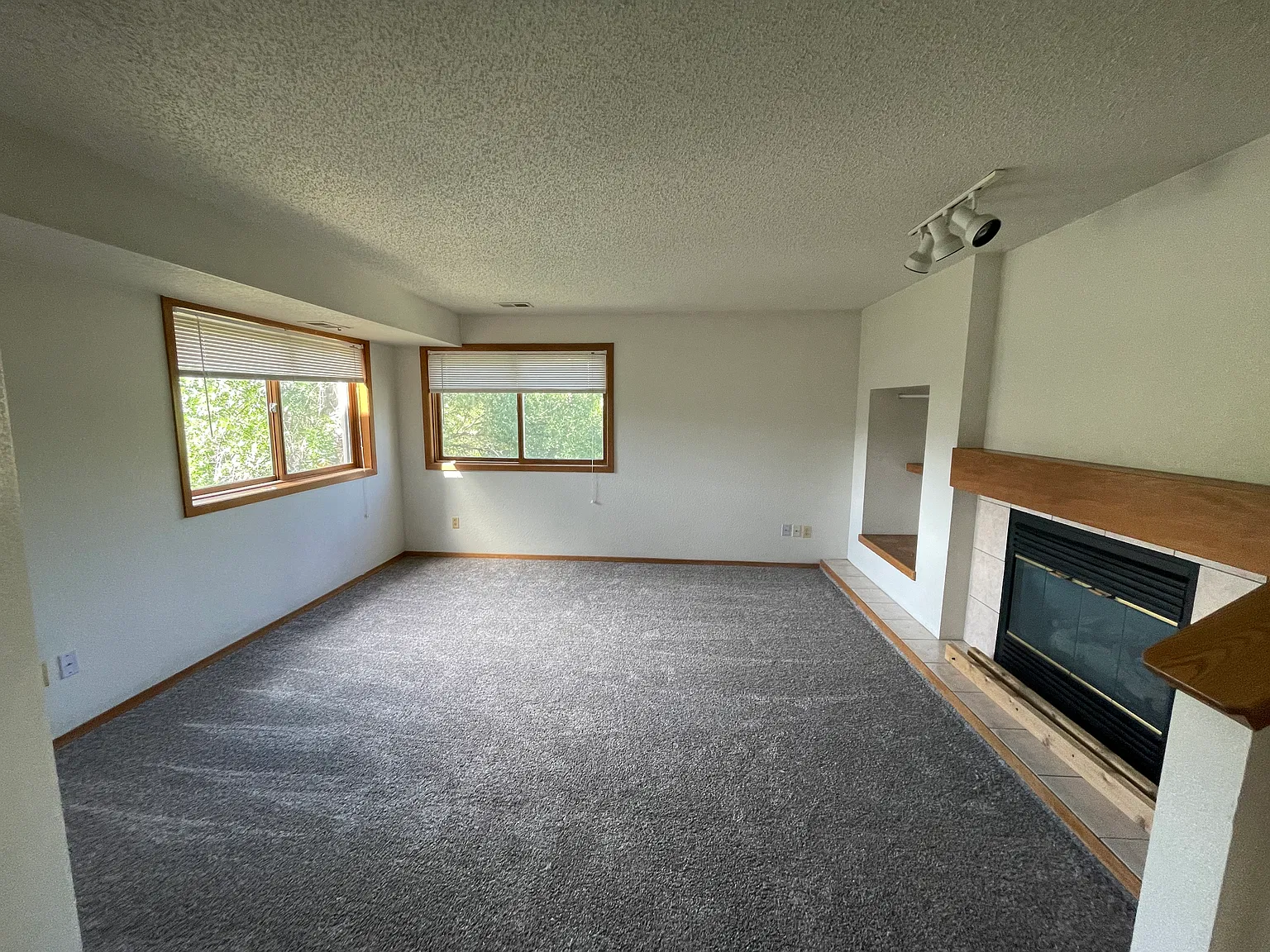 3 bed, 2.5 bath, 1832 sqft, $4,200 — Photo 3