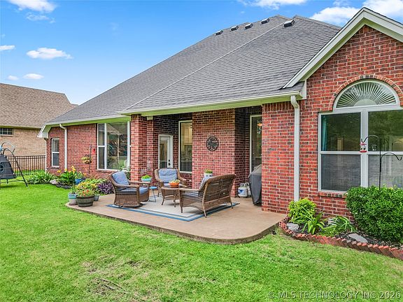 2nd image of 828 Sunset Ct