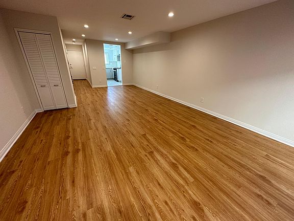 5th image of 557 E Tujunga Ave APT D