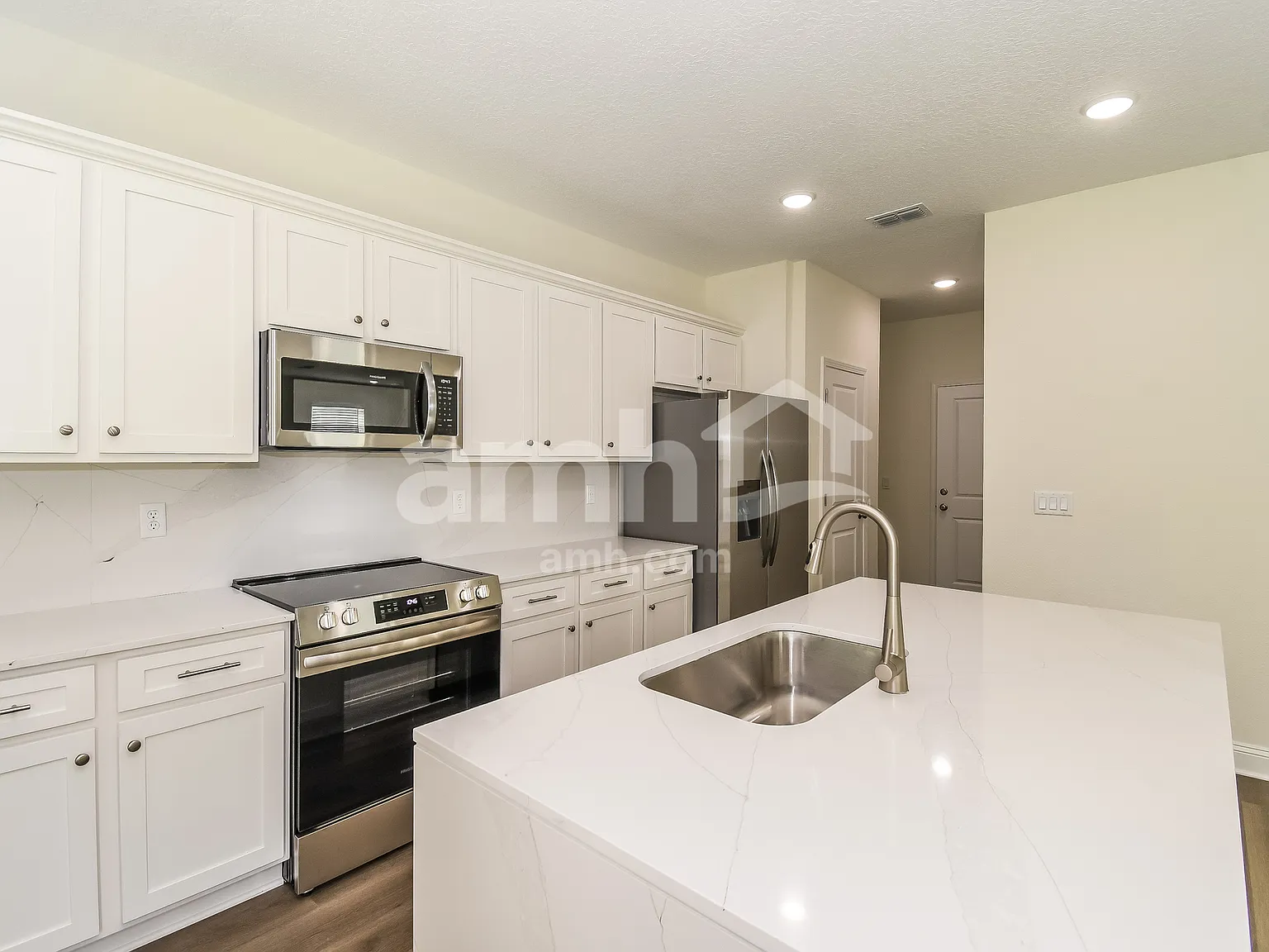 5 bed, 2.5 bath, 2043 sqft, $2,575 — Photo 3