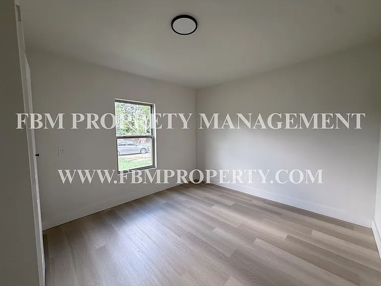 1017 S 8th St — Photo 8