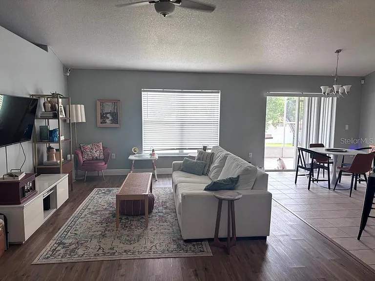 1004 Chateau Cir — Photo 14