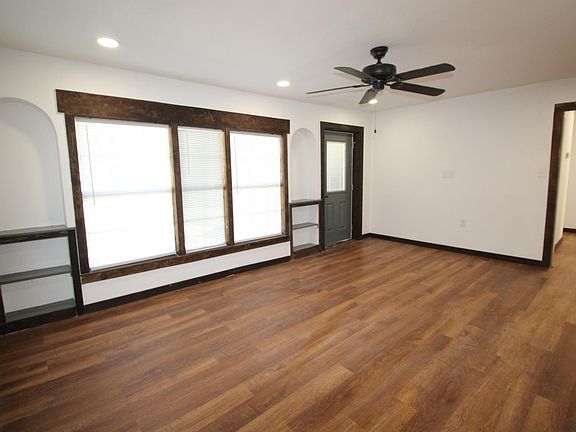 3rd image of 1015 W Kuykendall St