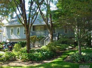 10 Castle Harbor Rd, Halesite, NY 11743