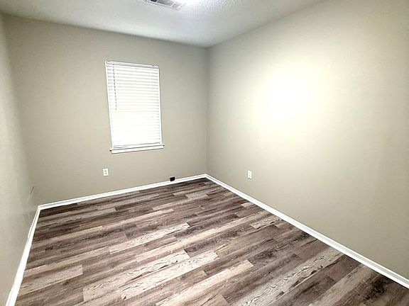 5th image of 402 Mulligan Dr