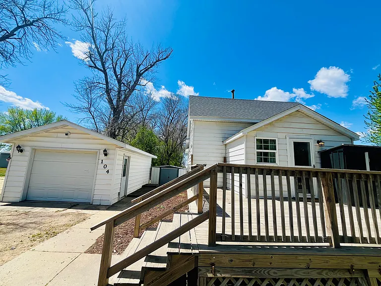 104 Cedar Ct — Photo 2