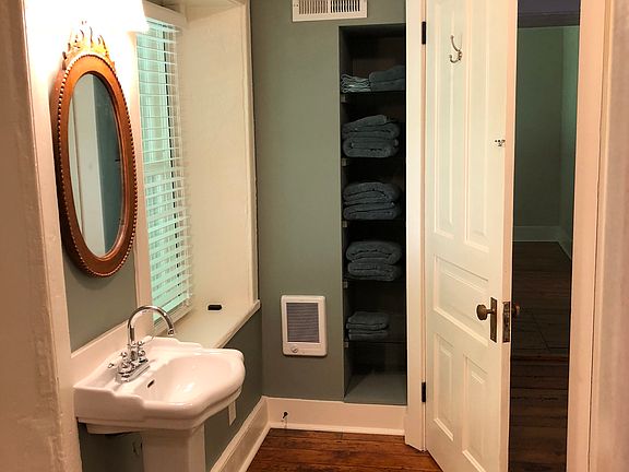 Upstairs full bath w/closet 