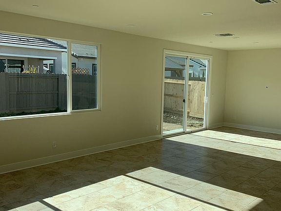 4th image of 761 Hydrangea Dr
