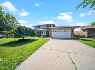 45015 N Spring Dr, Canton, MI 48187