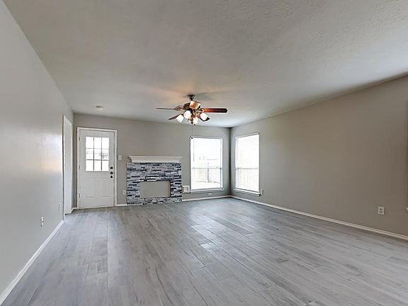 3rd image of 1005 Columbia Blue Dr