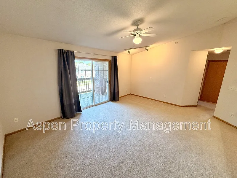 2 bed, 1.0 bath, 906 sqft, $1,080 — Photo 2