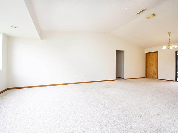 4th image of 1614 SW Merchant Ln