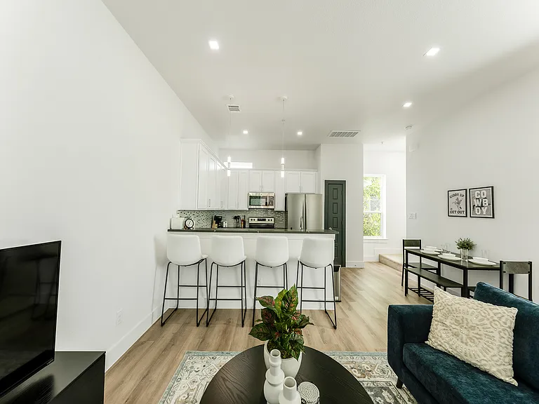 1004 Travis Ave #112 — Photo 4