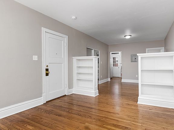 3rd image of 3915-21 Hereford St #736