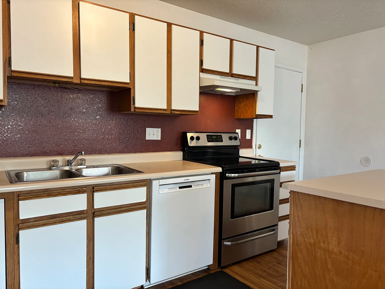 4 bed, 900 sqft, $1,740 — Photo 3