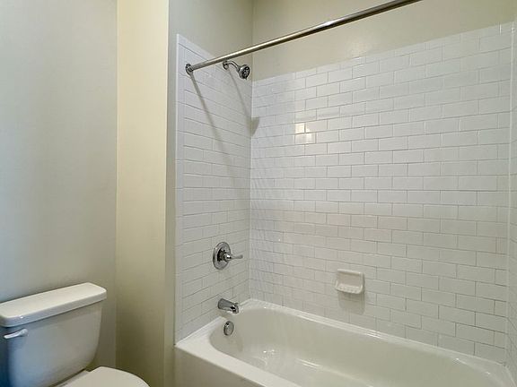 3rd image of 4909 Hamilton Ave #B