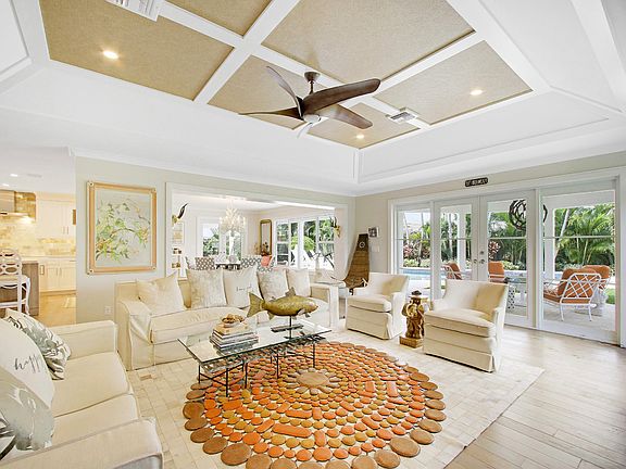 5th image of 819 Country Club Dr