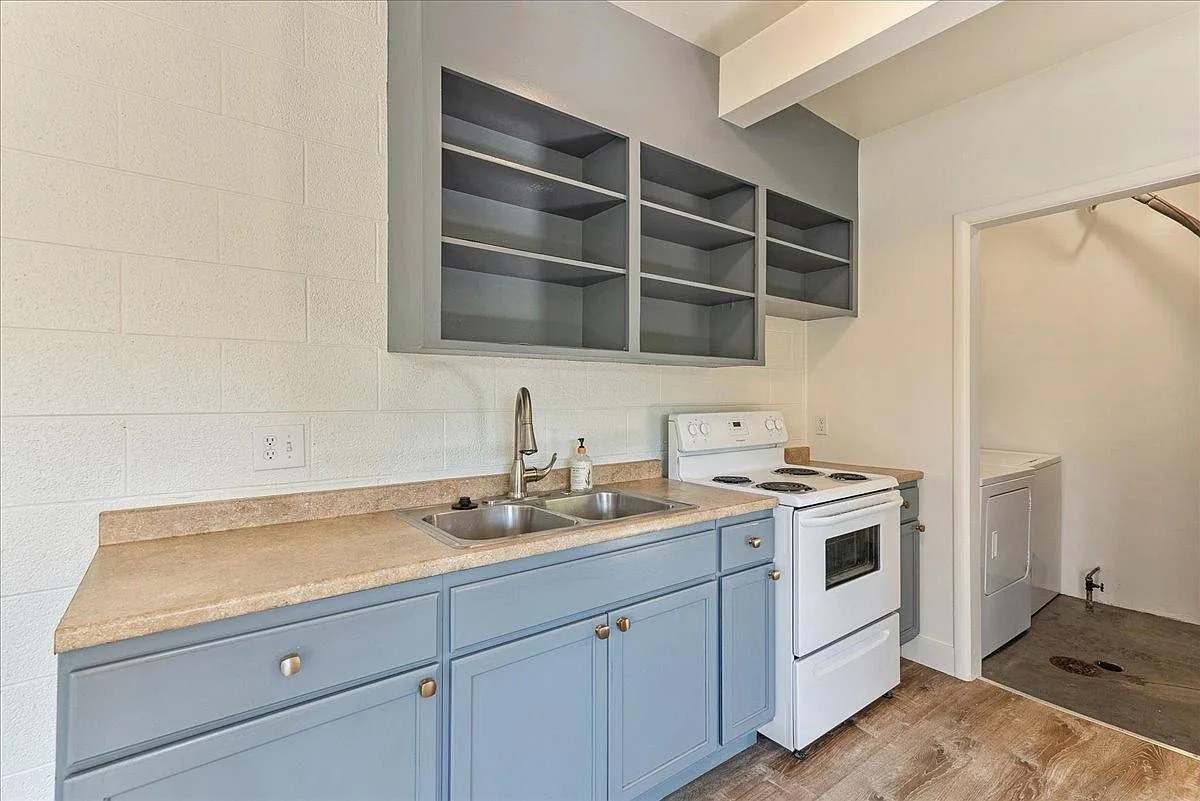 982 E Downington Ave — Photo 2