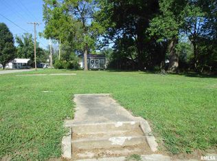 701 N McLeansboro St, Benton, IL 62812