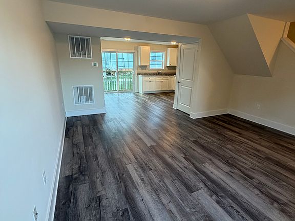 4th image of 100 E Wall St #1