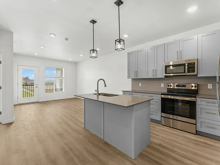 Kitchen/Open Area Kitchen/Open Area