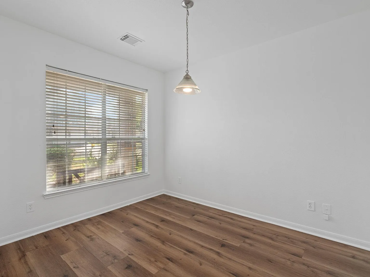 3 bed, 2.5 bath, 2460 sqft, $2,200 — Photo 3