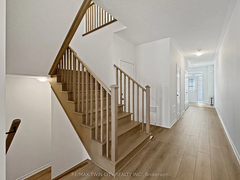 82 Gledhill Cres — Photo 5