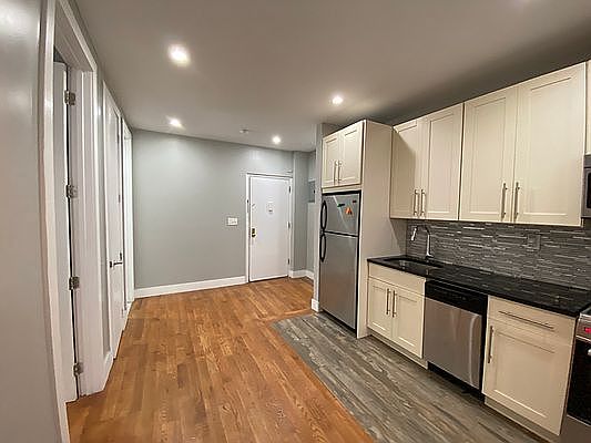 3rd image of 21 Fort Washington Ave