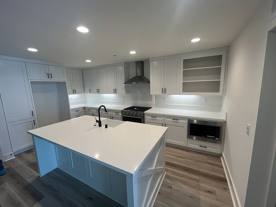 1st image of 1200 Fox Point Ln