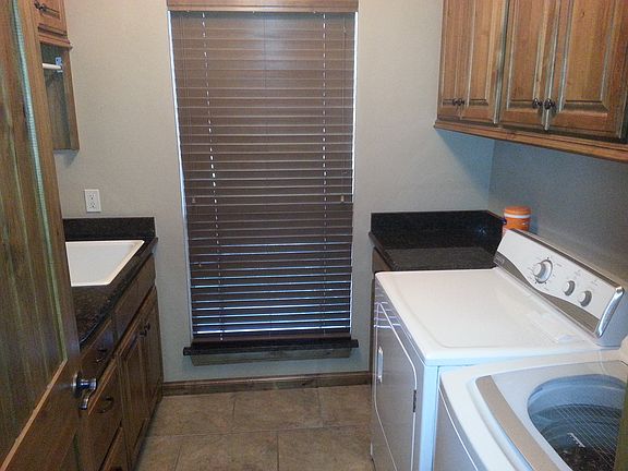 Large utility w/ deep sink