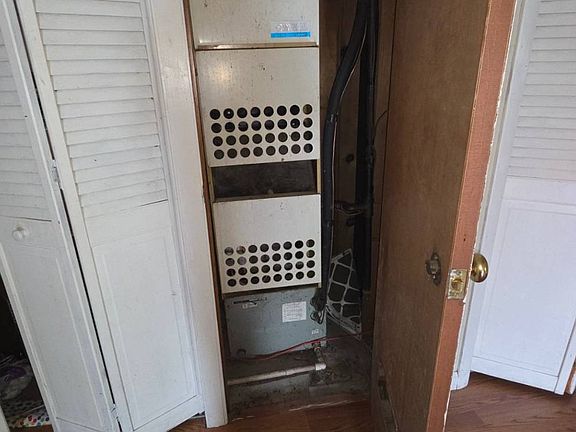 4th image of 293 Main St