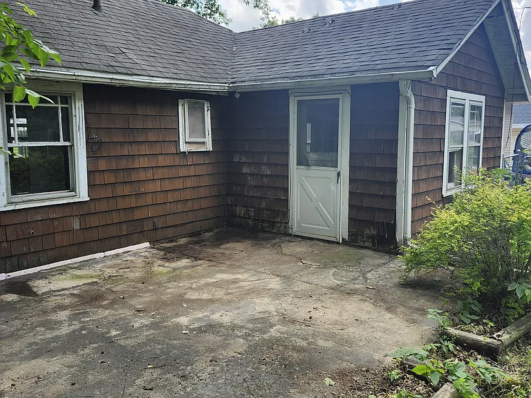 550 Pearl Ave — Photo 1