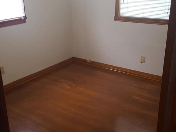 5th image of 135 N Goliad St