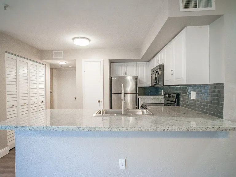 7280 Westpointe Blvd #813 — Photo 4