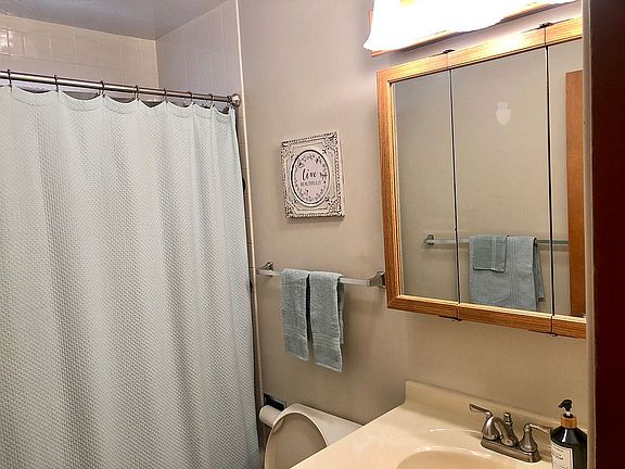 Main bathroom 