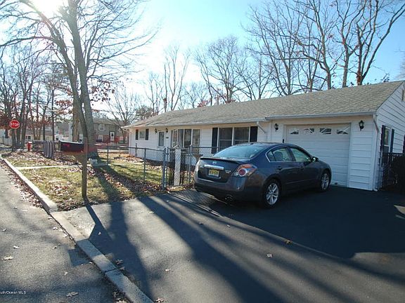 3rd image of 240 Oak St