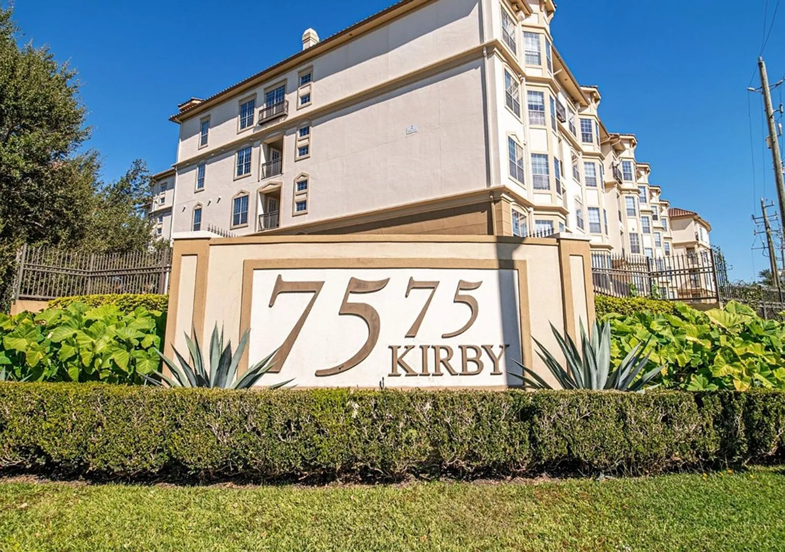 Prime Kirby Location! Spacious 2BR/2BA Condo with Resort-Style Amenities — Photo 2