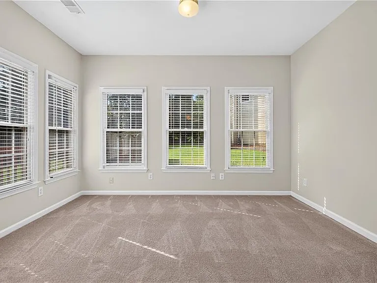 2311 Ravinia Ct NE — Photo 8