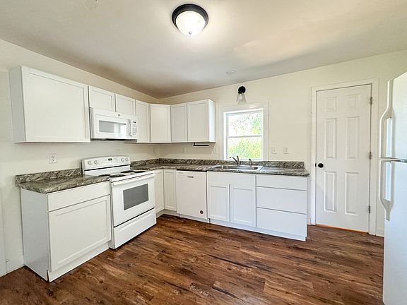 2nd image of 1085 E Ave NE