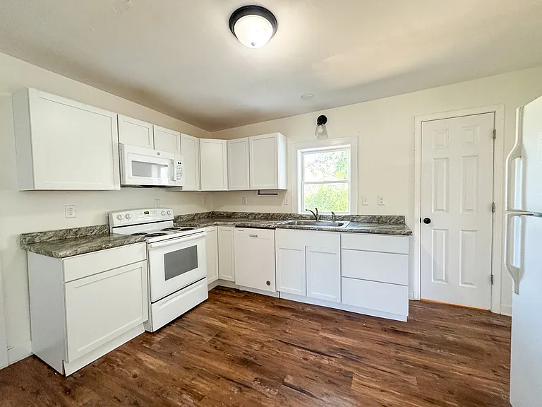 1085 E Ave NE — Photo 2